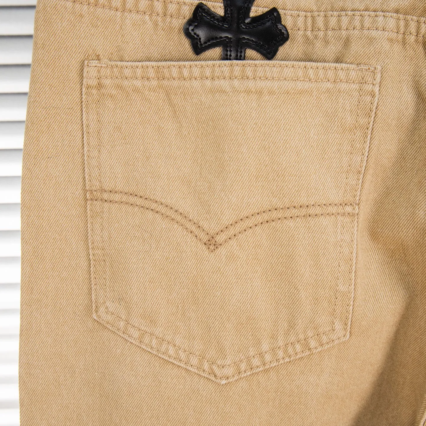 P240 Chrome Hearts 2025 New Miami Limited Couple Washed Jeans with Multiple Black Cross Leather Labels is a hot item this season and is sought after by countless celebrities and fashionistas. The neat details of the cutting process add color to the playful fashion! The neat and meticulous design, and the well-fitting structure is unique. The upper body not only has outstanding recognition, but also looks younger and younger. A style with the ultimate wearing meaning and performance, gorgeous color matching, and the craftsmanship of this style is also extremely extraordinary. After the finished product is washed, it is disassembled and hand-made with sheepskin cross leather and then spliced ​​together to complete. The whole piece has too many craftsmanship to describe. It is decorated with patchwork cross flowers and high-waisted washed jeans! ! Absolutely high-end luxury product, a god-level single product, a super popular product, made with top heavy industry, a magic weapon that cannot be missed in the street. Style number: 1866# Size: 28 30 32 34 Color: khaki pink khaki black